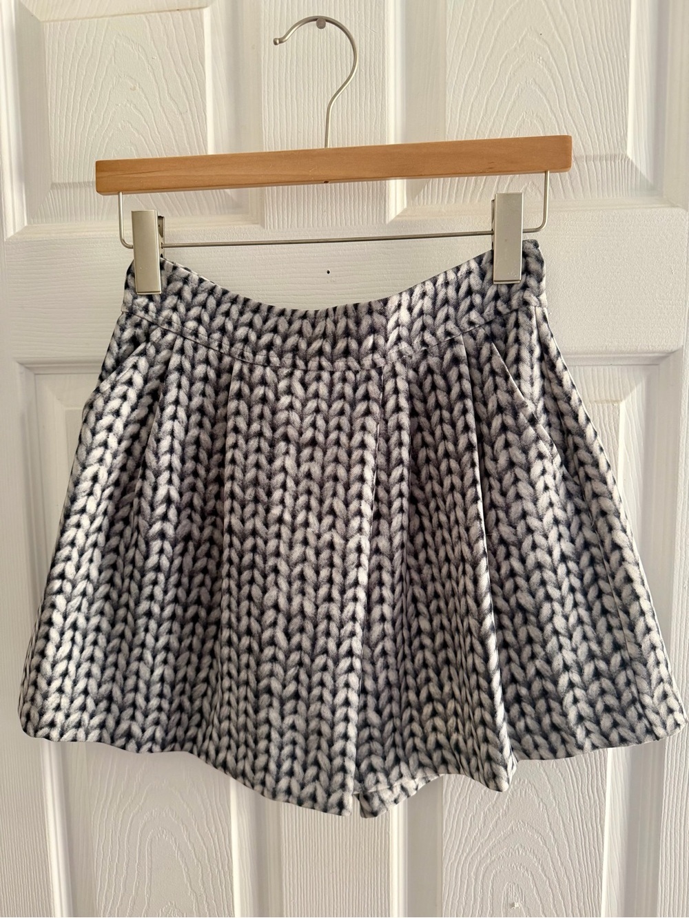 Banana Republic Cable Knit Print
Pleated Skort Mini Shorts Size 0 NWT